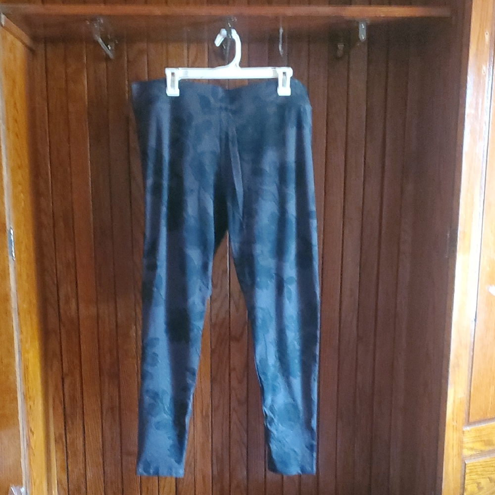 ❤️ 3 For $18 SONOMA Black & Gray Floral Leggings